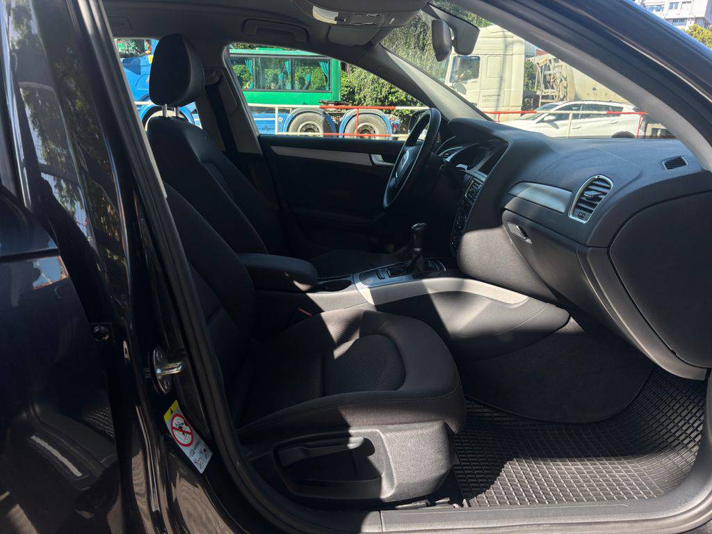 Audi A4 1.8TSi/2010/S.KNIHA-MAN6-2.MAJ